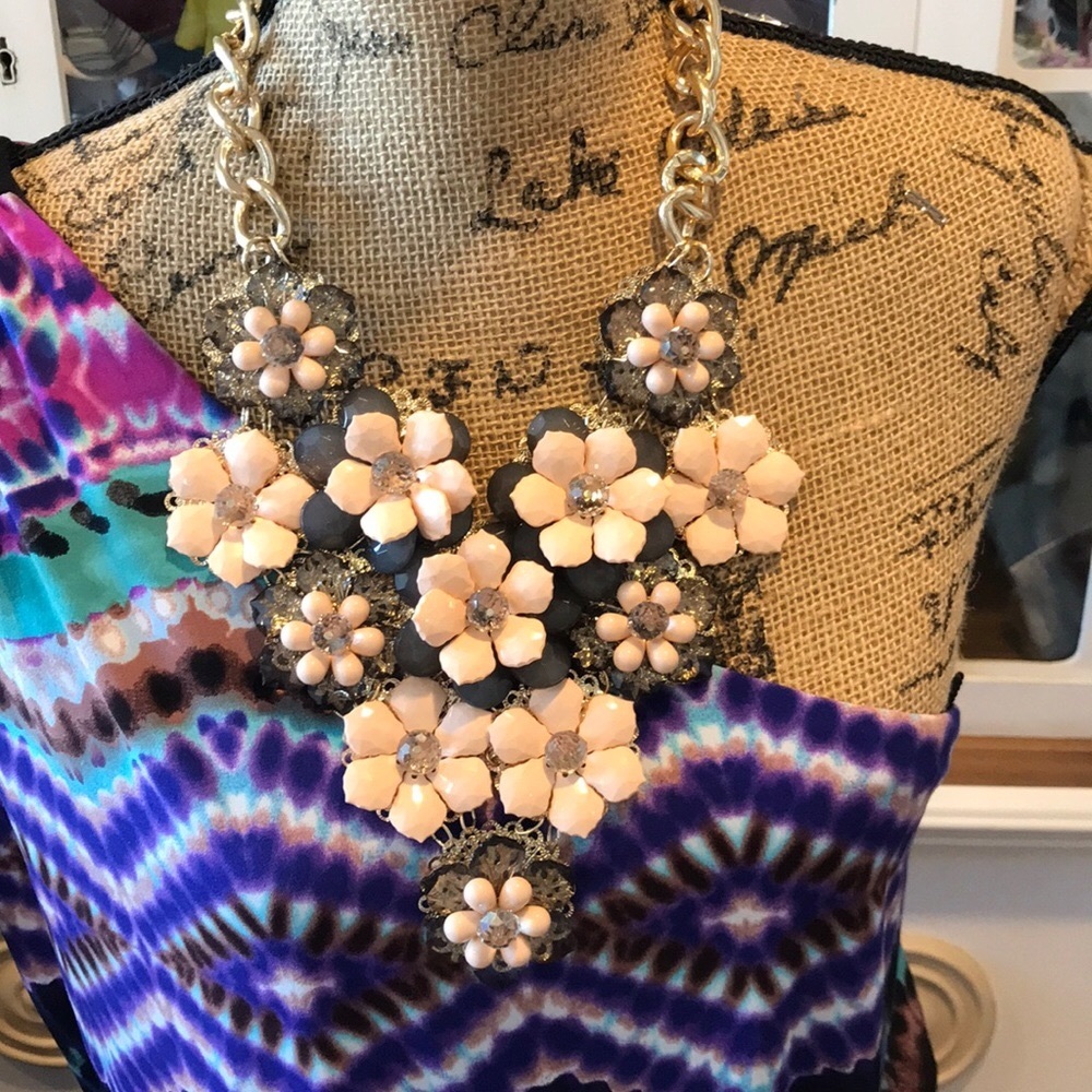 Boutique Necklace NWOT